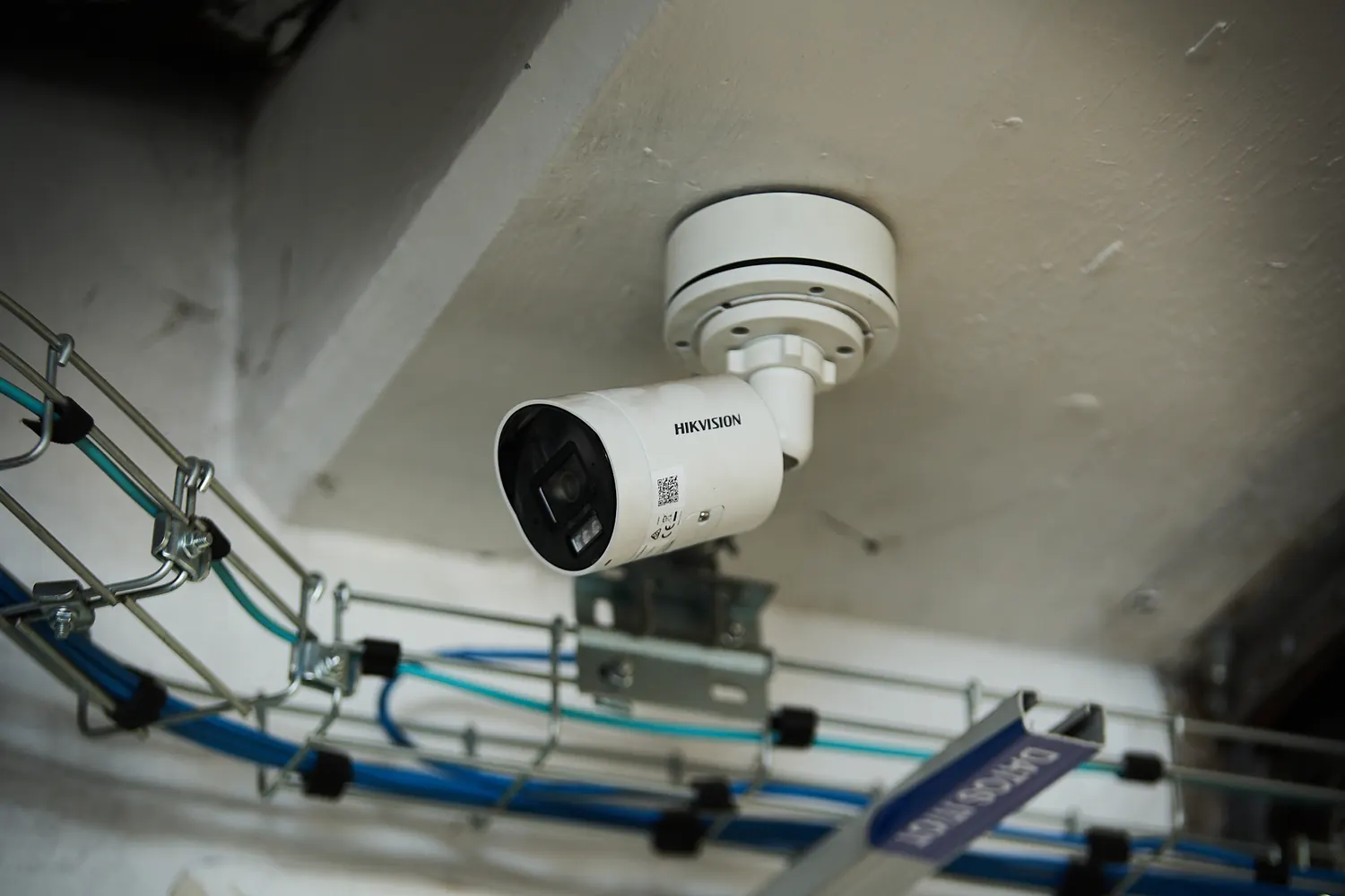 Cámara CCTV instalada por CG Tech Systems en operación empresarial