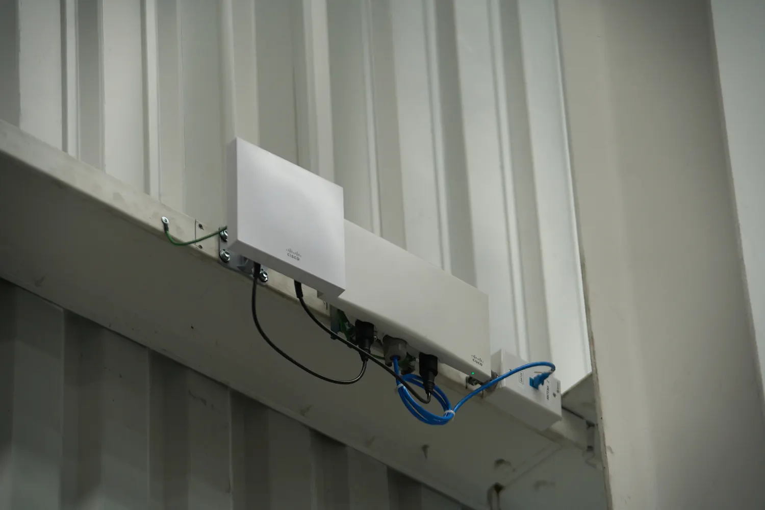 Equipo de conectividad instalado en infraestructura industrial