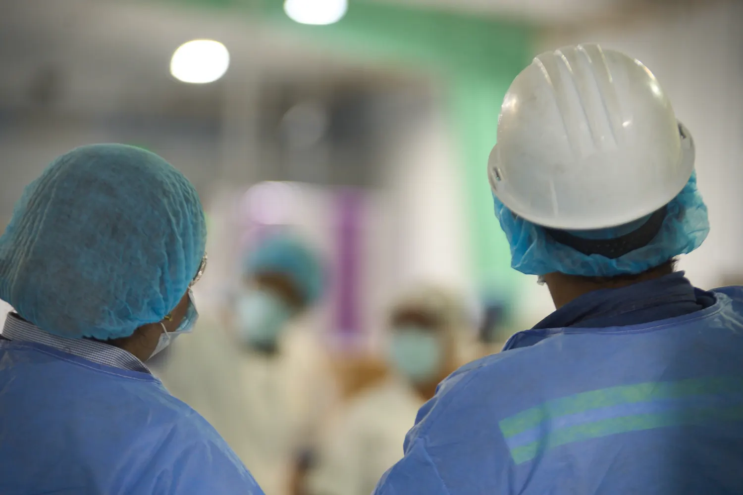 Equipo operativo en entorno hospitalario con infraestructura crítica
