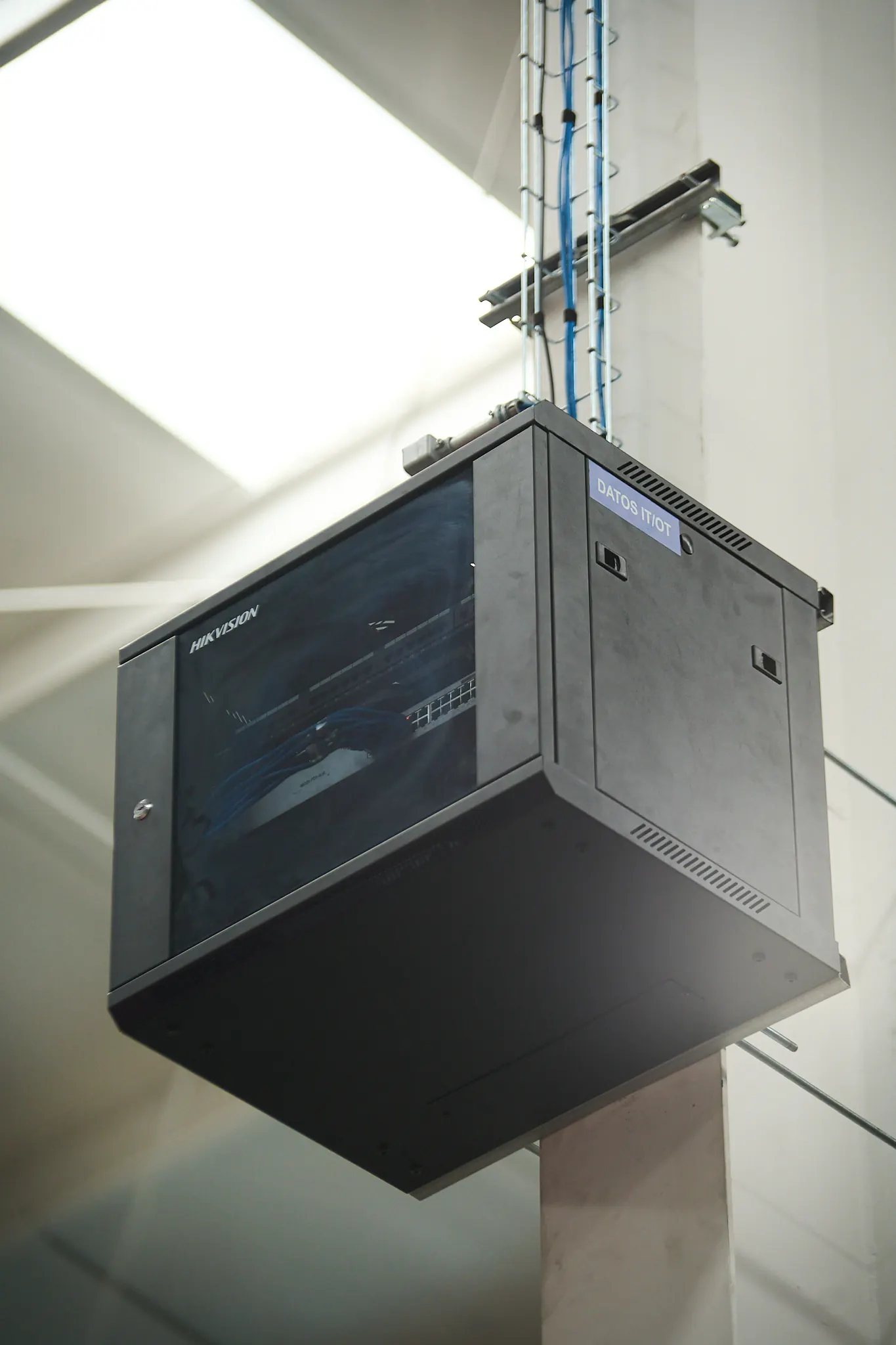 Gabinete de comunicaciones instalado en altura para infraestructura empresarial