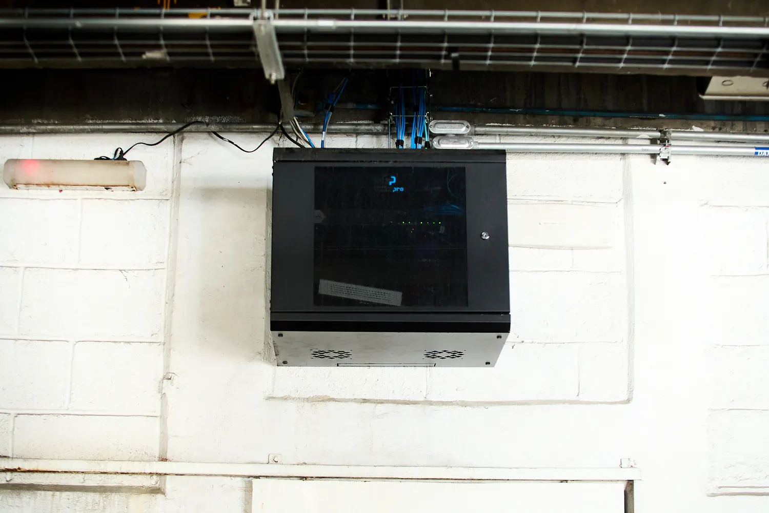 Infraestructura canalizada para conectividad, seguridad y monitoreo