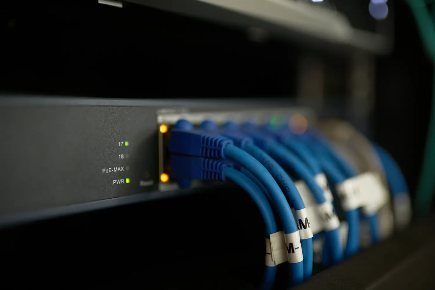 Rack de red y datos para conectividad empresarial