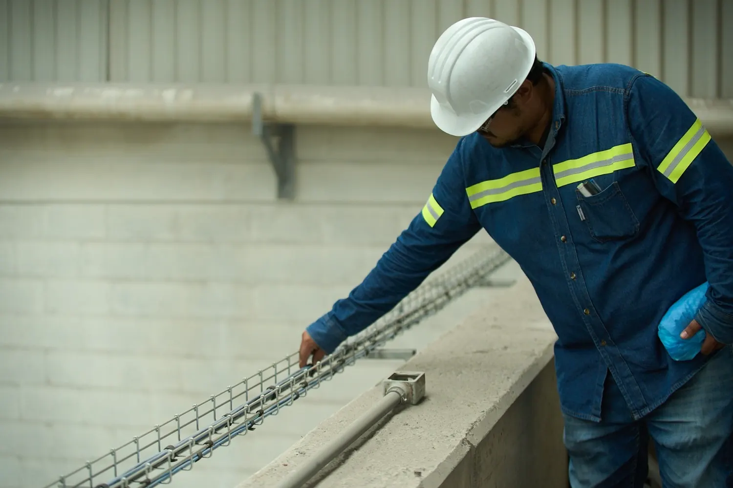 Técnico de CG Tech Systems revisando instalación de infraestructura en campo