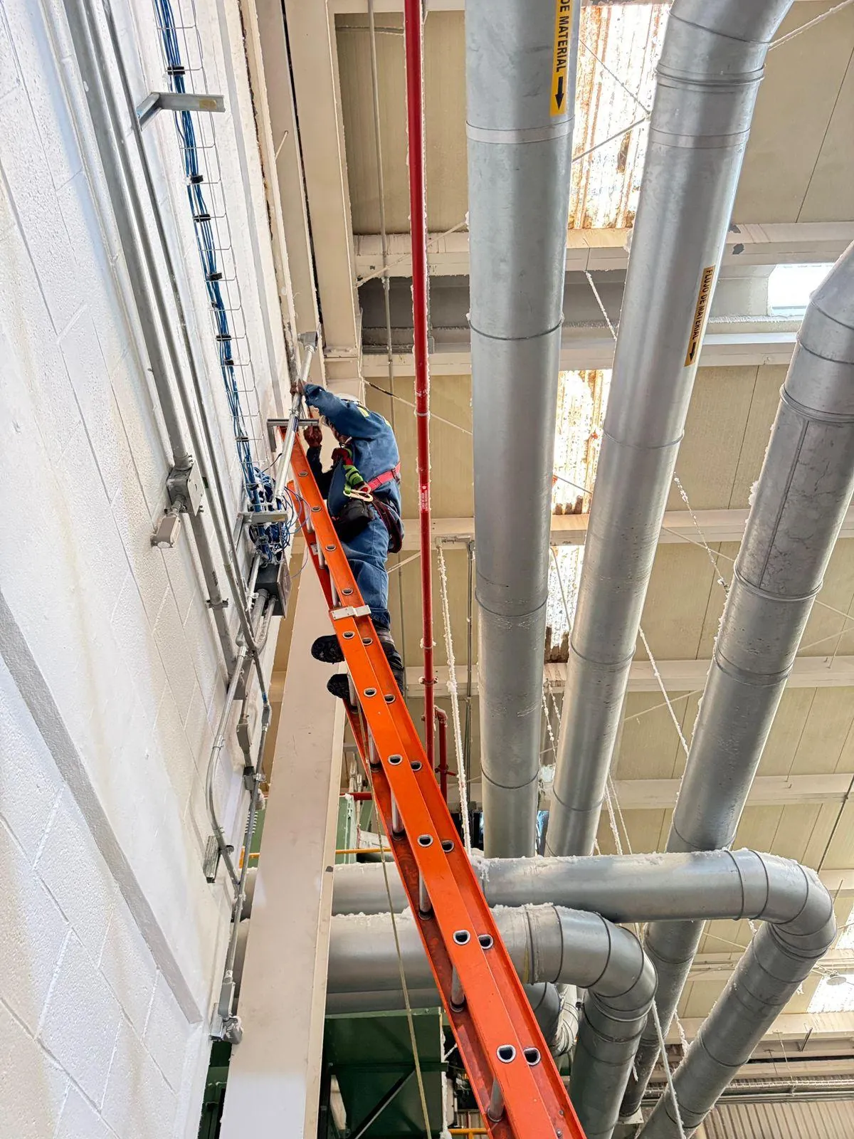 Tecnico realizando cableado e integracion en infraestructura industrial