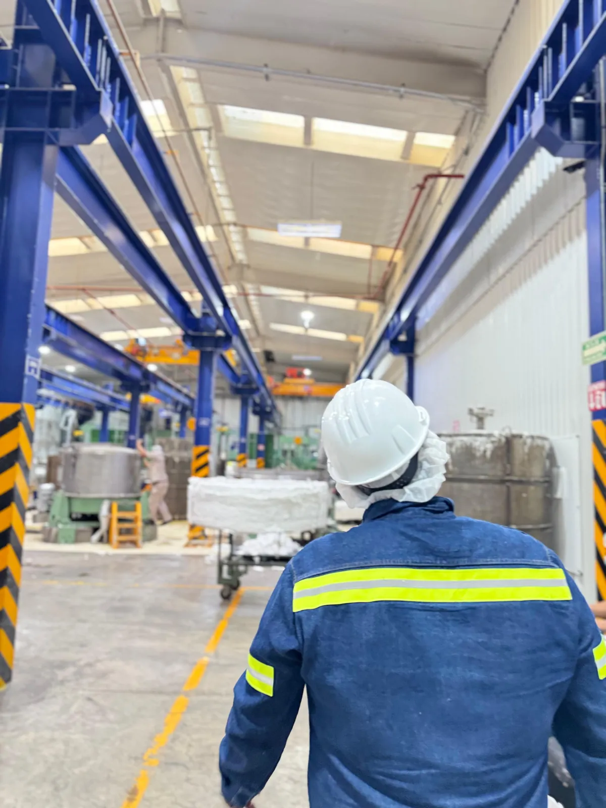 Tecnico instalando infraestructura conectada en exterior
