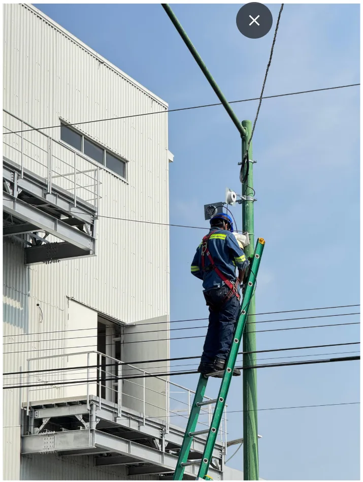 Operacion industrial con infraestructura elevada en un almacen
