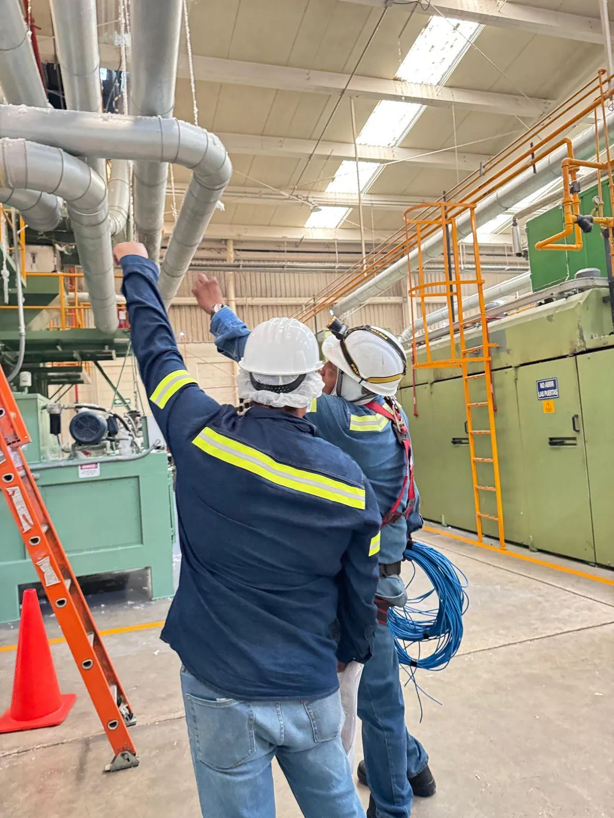 Equipo de trabajo ejecutando instalacion en planta
